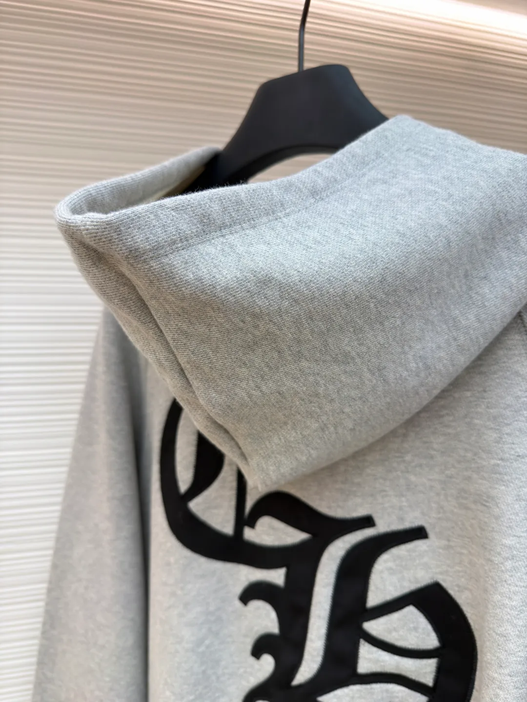 Chrome Hearts logo hooded sweatshirt ●Original version: Purchased and developed for 15998 ●Item number: 1682025-B15 ●Fabric: Interwoven air cotton fabric ●Technology: Patch embroidery production ●Color: Gray ●Version: Loose fit ●Weight: about 920 grams ●Size: S-M-L-XL ●Description: Customized heavy fortress interwoven air cotton, full of texture, thick and solid, based on high-end ash tone With a sense of beauty that coexists with vicissitudes of life and elegance, the Crow heart cross appliqué decoration on the chest becomes the ultimate interpretation of the dark Gothic style. The CH Gothic font is the finishing touch on the back page, letting the totem become your spiritual thorn. The logo iron plate sways slightly with the swing of the body, adding a sense of movement and vitality. It is unobtrusive but has an indescribable aura. It interprets the perfect blend of retro and luxury, using imported machine appliqué technology. Using advanced computer control systems and precision mechanical components, Chrome Hearts logo appliqué embroidery is realized, showing an embroidery effect with both clarity and three-dimensionality. The fabrics have been washed, have a better hand feel, are not easy to deform, are not easy to shrink, are not easy to fade, and maintain long-term beauty. The overall wiring is straight and delicate, the fabric is comfortable and soft, and the color is consistent without color difference. It can be matched with the same style to create a fashionable look and control various occasions. Customized accessories, complete with three standards, same style for men and women!